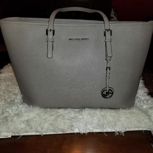 Michael Kors Jet Set Travel Zip Top Tote purse